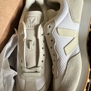 NWT VEJA RIO BRANCO SNEAKERS 👟👟👟